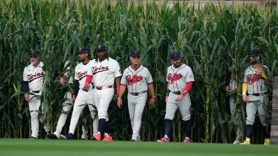Jugadores de los Twins entrando al campo desde los maizales de Iowa | AP