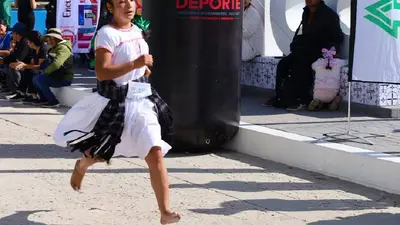 VIDEO: Ester Zárate conquista un trail de 14 km descalza y con traje tradicional en Oaxaca