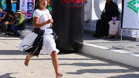 VIDEO: Ester Zárate conquista un trail de 14 km descalza y con traje tradicional en Oaxaca