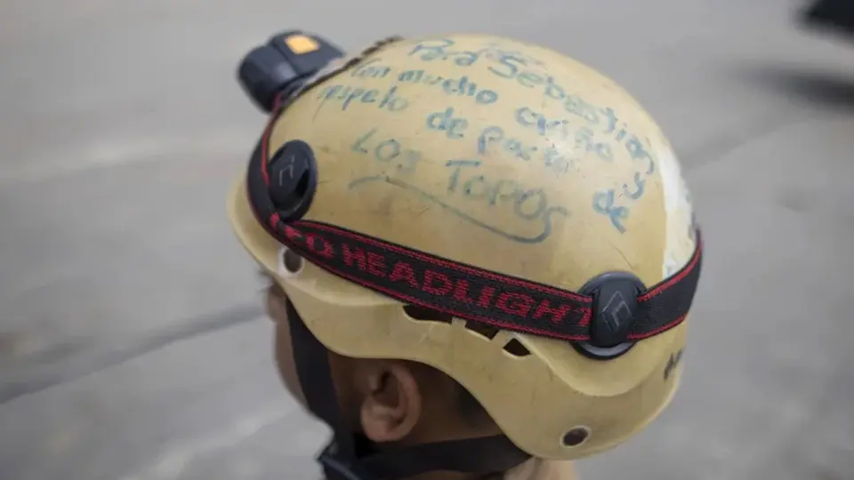 Sebastián porta equipo de protección mientras colabora con los grupos de emergencia / Redes Sociales