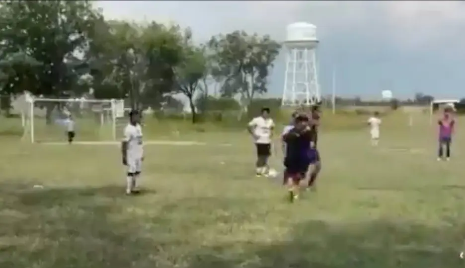 3. Casquillos y rastros de sangre quedan en el terreno donde se jugaba el partido llanero en Guanajuato / Captura de pantalla
