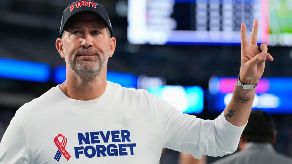 Brian Schottenheimer recordando a las víctimas | AP