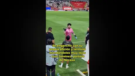 Luis Jiménez, portero del Necaxa, hace seña obscena a su afición