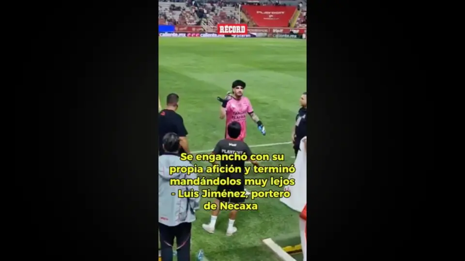 Luis Jiménez, portero del Necaxa, hace seña obscena a su afición