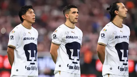 ¿Resentimiento mundialista? Pedro Vite se voltea durante el Himno Nacional en el Chivas vs Pumas