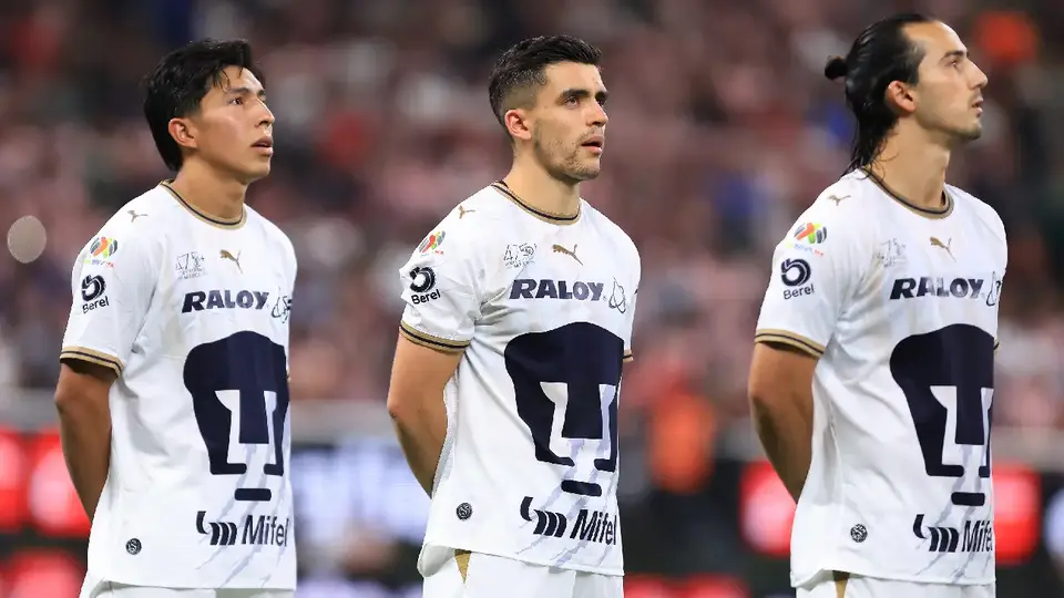 ¿Resentimiento mundialista? Pedro Vite se voltea durante el Himno Nacional en el Chivas vs Pumas