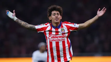 Chivas se adueña de la cima con goleada sobre Pumas