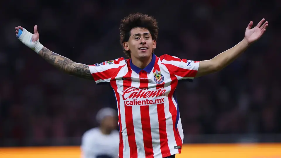 Chivas se adueña de la cima con goleada sobre Pumas