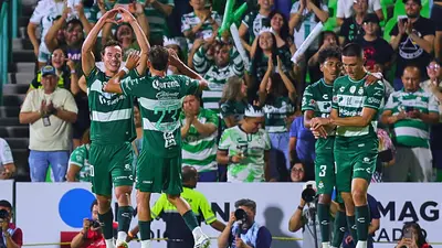 Santos celebra su primera victoria con ‘Color Esperanza’ en el Estadio Corona