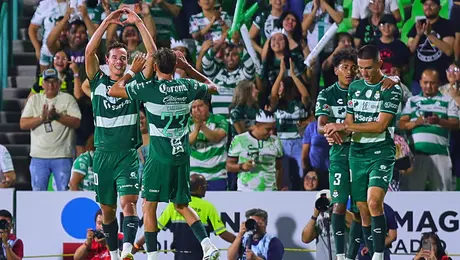 Santos celebra su primera victoria con ‘Color Esperanza’ en el Estadio Corona