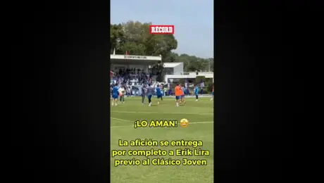 Afición de Cruz Azul 'corona' a Erik Lira