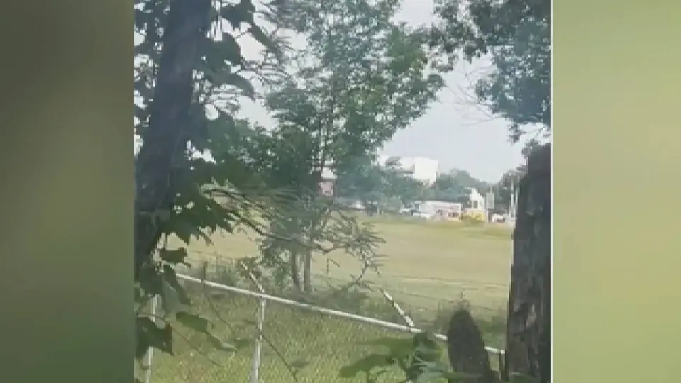 2. Familiares trasladan a uno de los heridos en un vehículo particular después de la balacera / Captura de pantalla