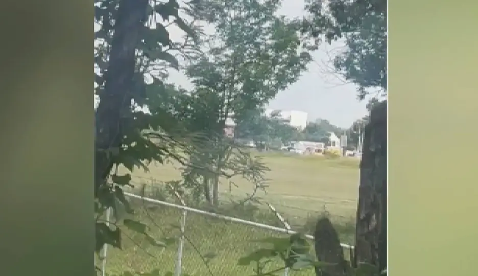 2. Familiares trasladan a uno de los heridos en un vehículo particular después de la balacera / Captura de pantalla