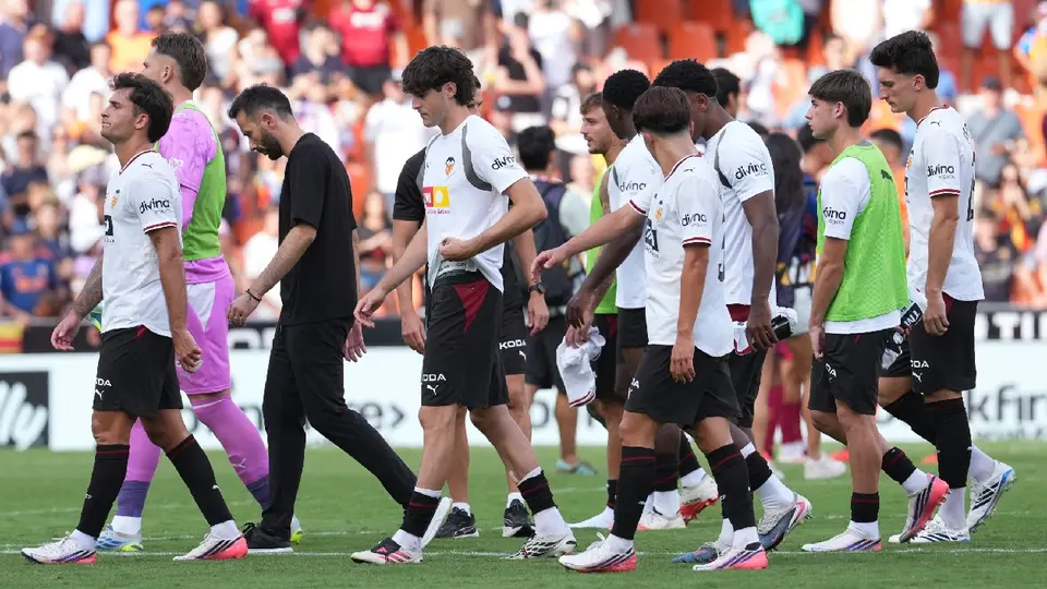 Valencia tras perder ante Barcelona en la temporada 2026 | AP