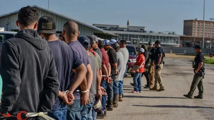Texas se queda sin manos: migrantes dejan sus trabajos por miedo a redadas