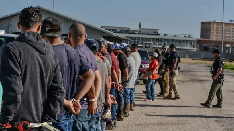 Texas se queda sin manos: migrantes dejan sus trabajos por miedo a redadas
