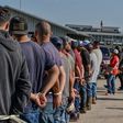 Texas se queda sin manos: migrantes dejan sus trabajos por miedo a redadas