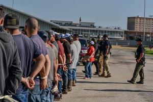 Texas se queda sin manos: migrantes dejan sus trabajos por miedo a redadas