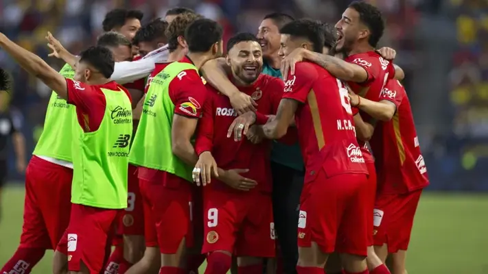 Festejo de Toluca se vuelve viral: jugador toca partes íntimas de su compañero