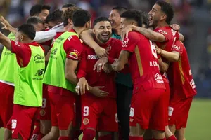 Festejo de Toluca se vuelve viral: jugador toca partes íntimas de su compañero