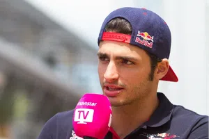 Carlos Sainz critica a Red Bull por no ofrecerle lugar junto a Max Verstappen