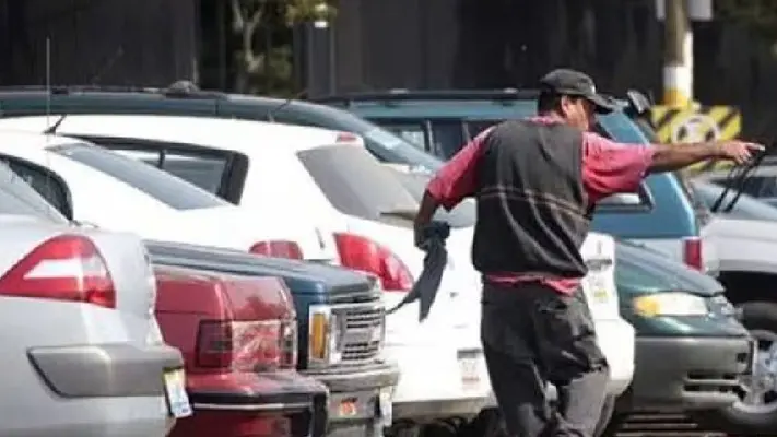 CDMX ofrecerá empleo a franeleros para que dejan de obstruir las calles