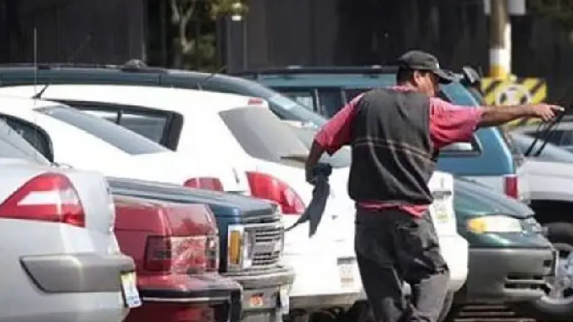CDMX ofrecerá empleo a franeleros para que dejan de obstruir las calles