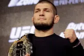 Khabib Nurmagomedov, excampeón de UFC, se rehusó a dar la mano a presentadora de TV