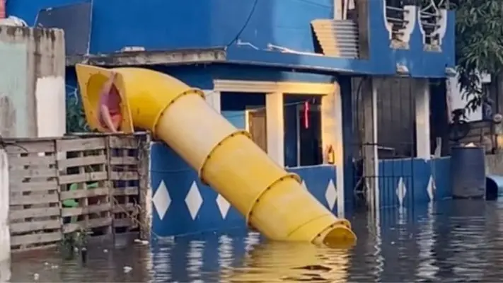 Tobogán improvisado en inundación de Tampico se vuelve viral