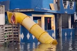 Tobogán improvisado en inundación de Tampico se vuelve viral