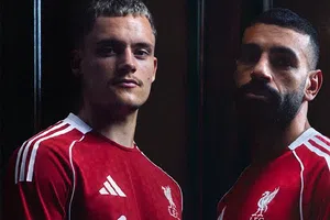 Liverpool presenta su nuevo jersey y causa furor en redes