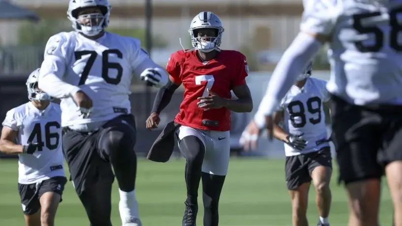 Las Vegas Raiders liberan al Quarterback Geno Smith para dejarle entrada a Fernando Mendoza