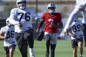 Las Vegas Raiders liberan al Quarterback Geno Smith para dejarle entrada a Fernando Mendoza