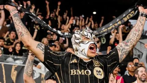 Rey Fénix el fanático número uno de Los Ángeles