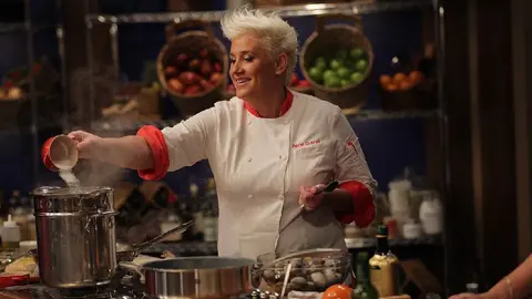 Muere Anne Burrell, chef estrella de TV que trabajó en restaurante Michelin