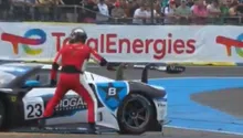 Piloto enloquece en plena Copa Le Mans y ataca salvajemente a coche rival