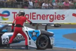 Piloto enloquece en plena Copa Le Mans y ataca salvajemente a coche rival