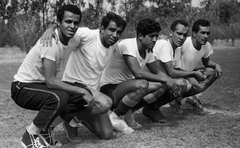 Edvaldo Izidio Neto 'Vavá' (segundo de izquierda a derecha) con Moacyr Santos, José Alves Zague y otros jugadores de América / MEXSPORT