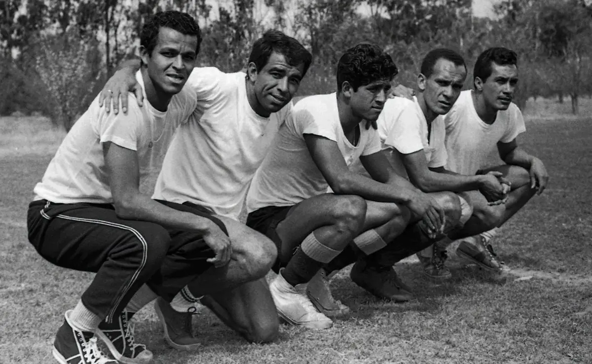 Edvaldo Izidio Neto 'Vavá' (segundo de izquierda a derecha) con Moacyr Santos, José Alves Zague y otros jugadores de América / MEXSPORT