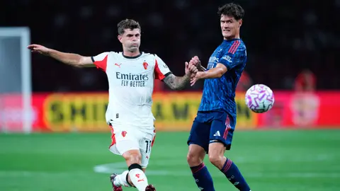 ¿Lo extrañaron? Sin Santiago Giménez, AC Milan cae ante Arsenal en pretemporada