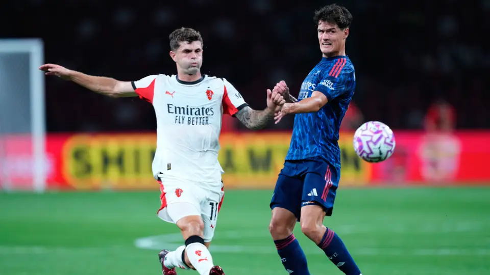 ¿Lo extrañaron? Sin Santiago Giménez, AC Milan cae ante Arsenal en pretemporada