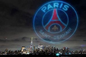Cientos de drones iluminaron Nueva York recreando escudos de PSG y Chelsea