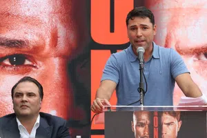 Óscar De la Hoya rompe el silencio sobre su ausencia en la pelea Canelo vs Mayweather