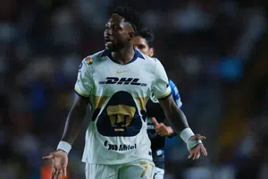 Álvaro Angulo fue expulsado ante Querétaro tras dura entrada