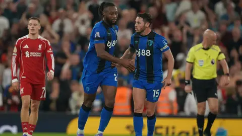 Liverpool vs Bournemouth se detiene brevemente tras denuncia de Semenyo por abuso racista