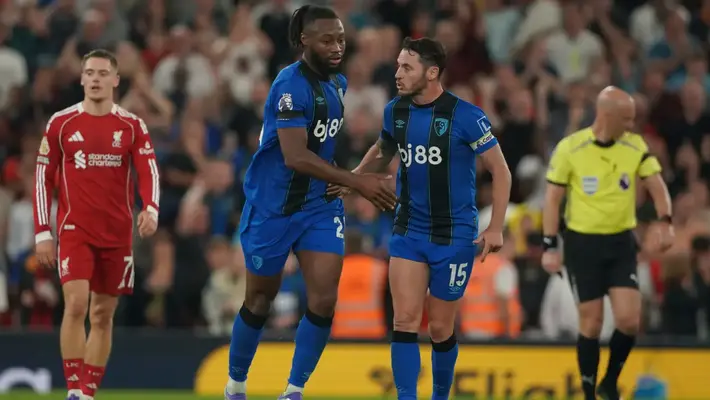 Liverpool vs Bournemouth se detiene brevemente tras denuncia de Semenyo por abuso racista