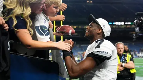Smith y Crosby, de los Raiders, hacen gestos obscenos hacia los fanáticos de los Seahawks