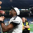 Smith y Crosby, de los Raiders, hacen gestos obscenos hacia los fanáticos de los Seahawks