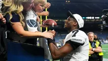 Smith y Crosby, de los Raiders, hacen gestos obscenos hacia los fanáticos de los Seahawks