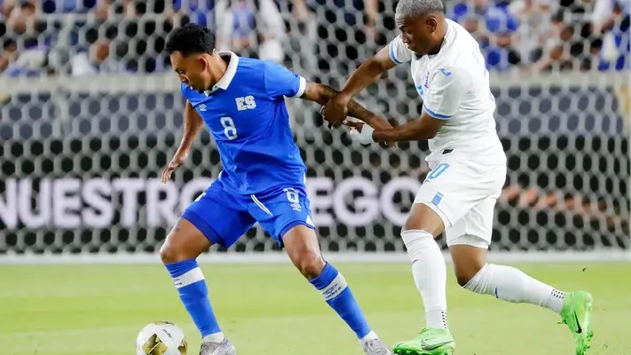 Honduras derrota a El Salvador y se aferra a los Cuartos de Final